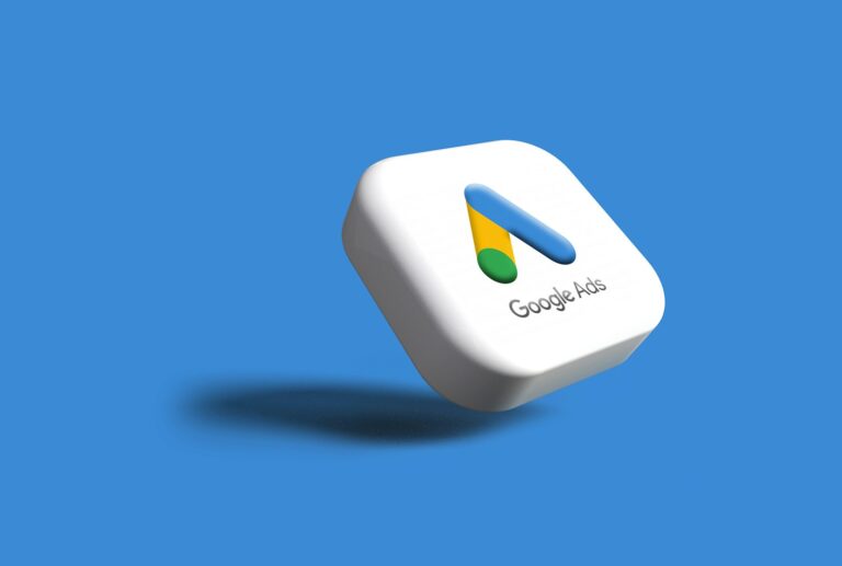 Google Ads erfolgreich für Startups einsetzen a white google logo on a blue background