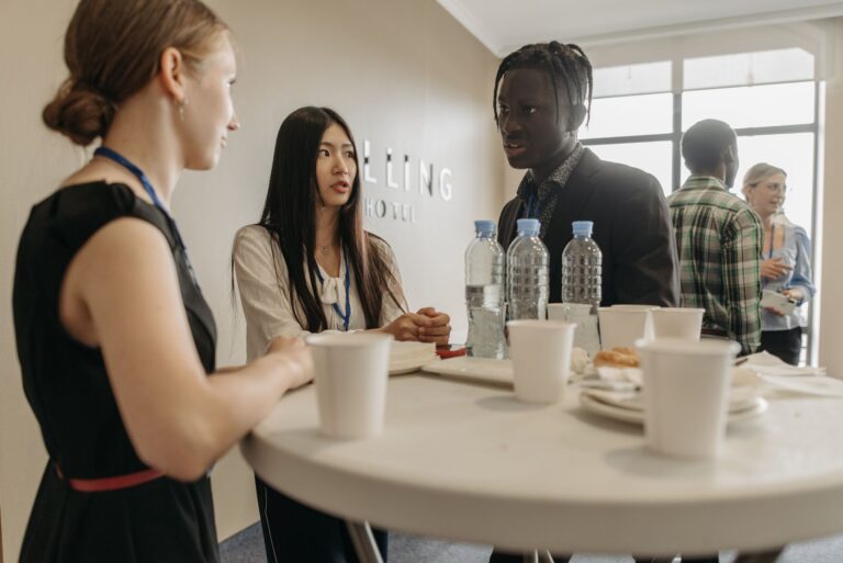 Netzwerken als Gründer – Menschen im Gespräch bei einem Business-Event