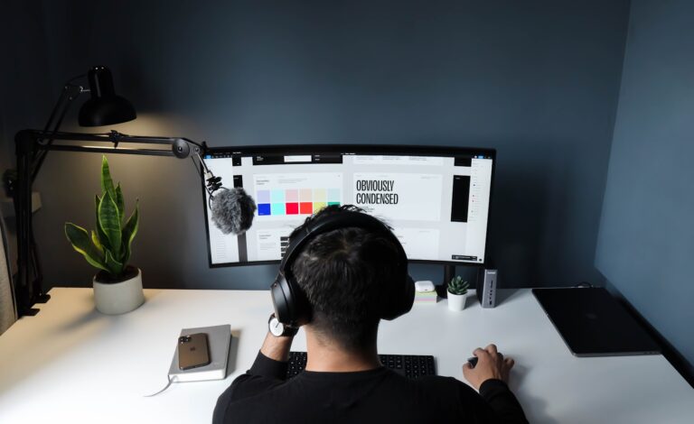 Investorenpitch statt Excel-Chaos: Wenn das Startup reif fürs Rebranding wird man in black shirt sitting in front of computer