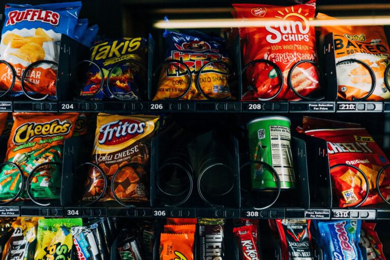 Automatenhandel als Geschäftsidee: Vier Schritte zur Gründung Snackautomat als Geschäftsidee: gefüllter Verkaufsautomat mit Snacks