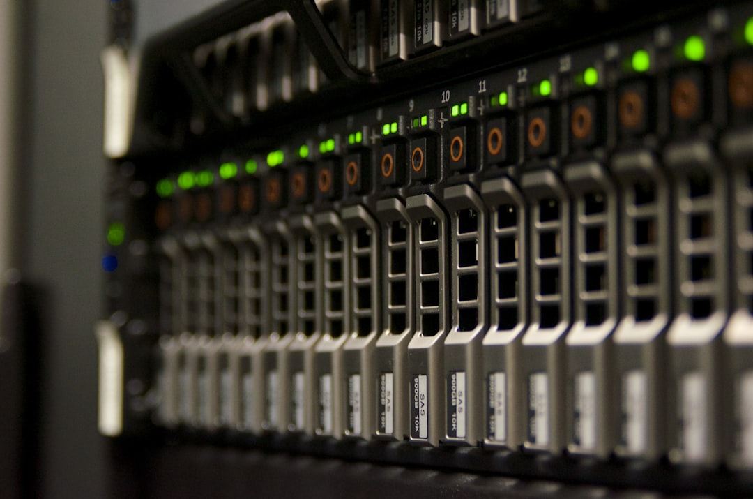 Webhosting &ndash; Serverschrank im Rechenzentrum mit Statusleuchten