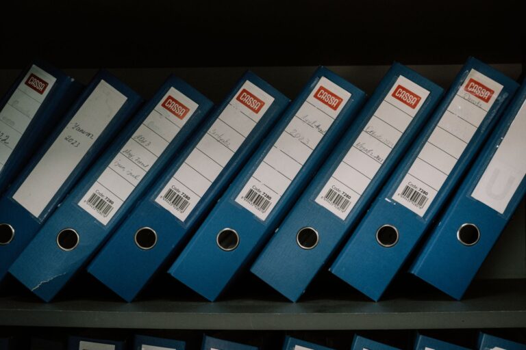 Datenschutzpflichten bei der Unternehmensgründung: Kundendaten und Personalakten sicher entsorgen Aktenentsorgung im Unternehmen: beschriftete Ordner mit Kunden- und Personalakten im Archiv