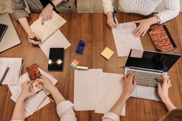 Software-Grundausstattung fürs Startup: Abo oder Kauflizenz? Software-Grundausstattung fürs Startup: Arbeitsplatz mit Notebook und Office-Software