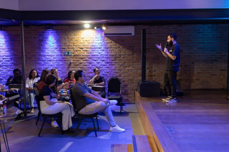 Seminar für Gründer: Referentin vermittelt Fachwissen im Workshop