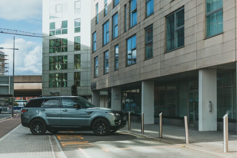 Firmenwagenrechner – Dienstwagen auf dem Firmenparkplatz eines Startups