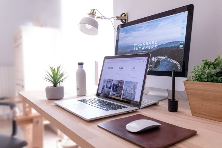 Ab wann braucht ein Startup eine eigene Website? MacBook Pro on table beside white iMac and Magic Mouse