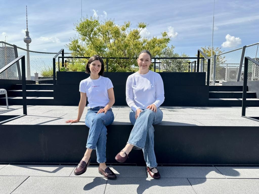 Felicitas Dammertz und Delphine Solignac, die Gründerinnen von Hormonella, auf einer Dachterrasse in Berlin