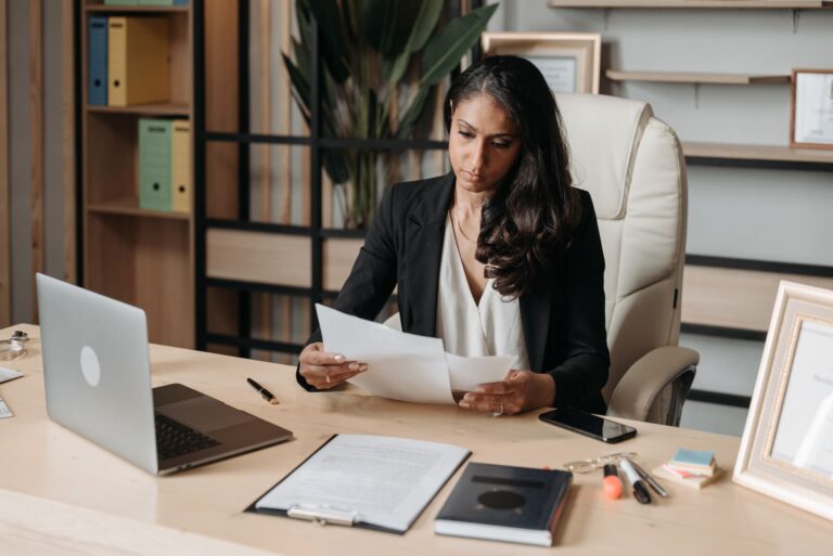 Vertragsmanagement im Startup: Vom Excel-Sheet zur Prüfsoftware Legal AI – Gründerin prüft Verträge am Laptop